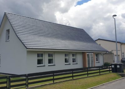 Weißes Wohnhaus mit Dachbeschichtung