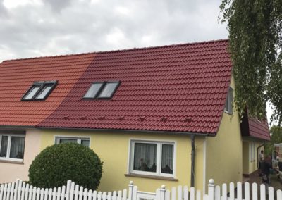 Gelbes Reihenhaus mit Dachbeschichtung